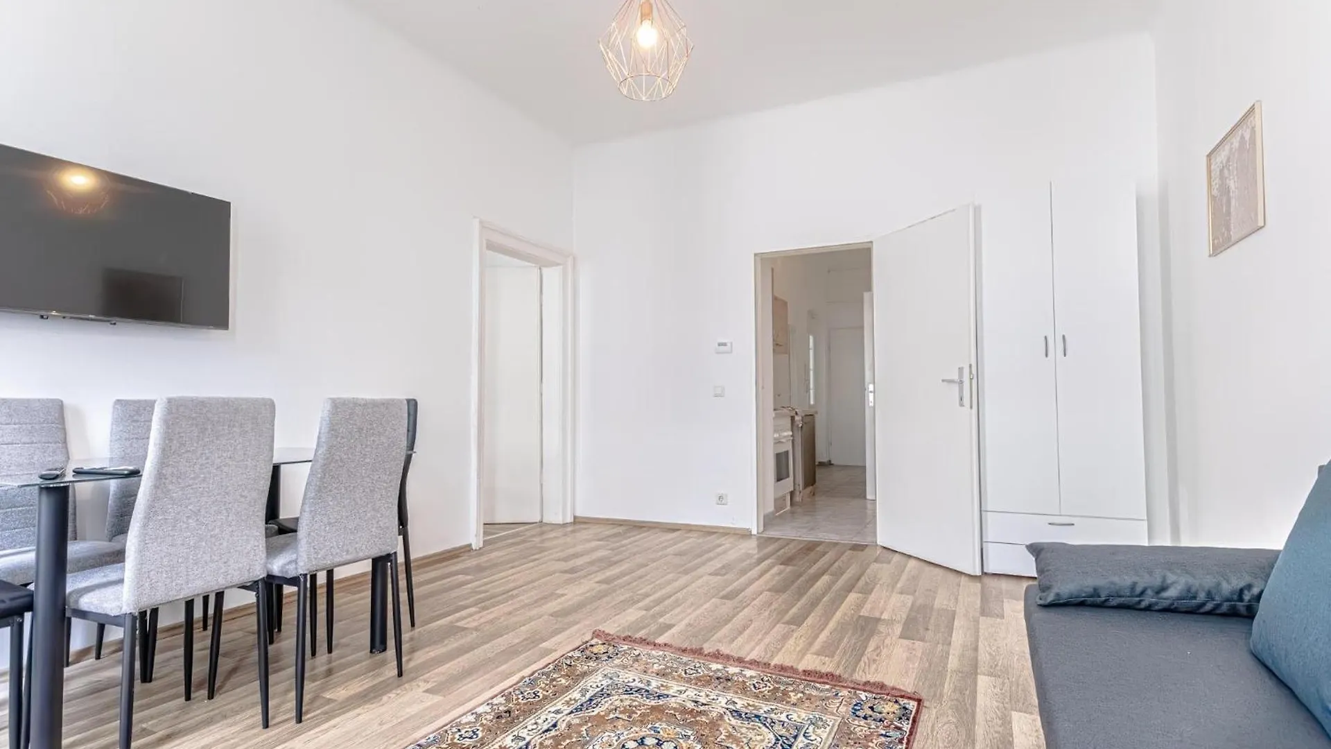Modern Comfort 2-Bedroom, Near Westbahnhof Wien 0*,