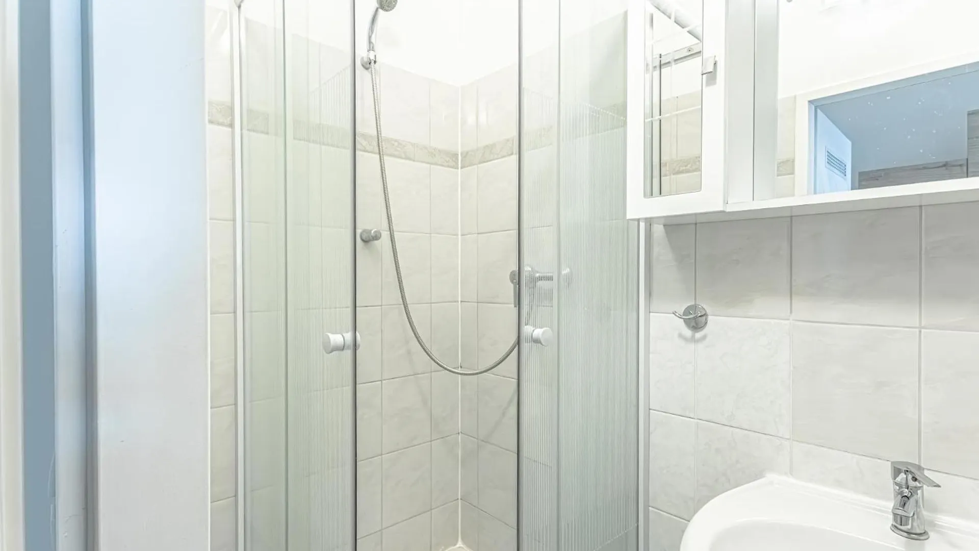Modern Comfort 2-Bedroom, Near Westbahnhof Wien Österreich