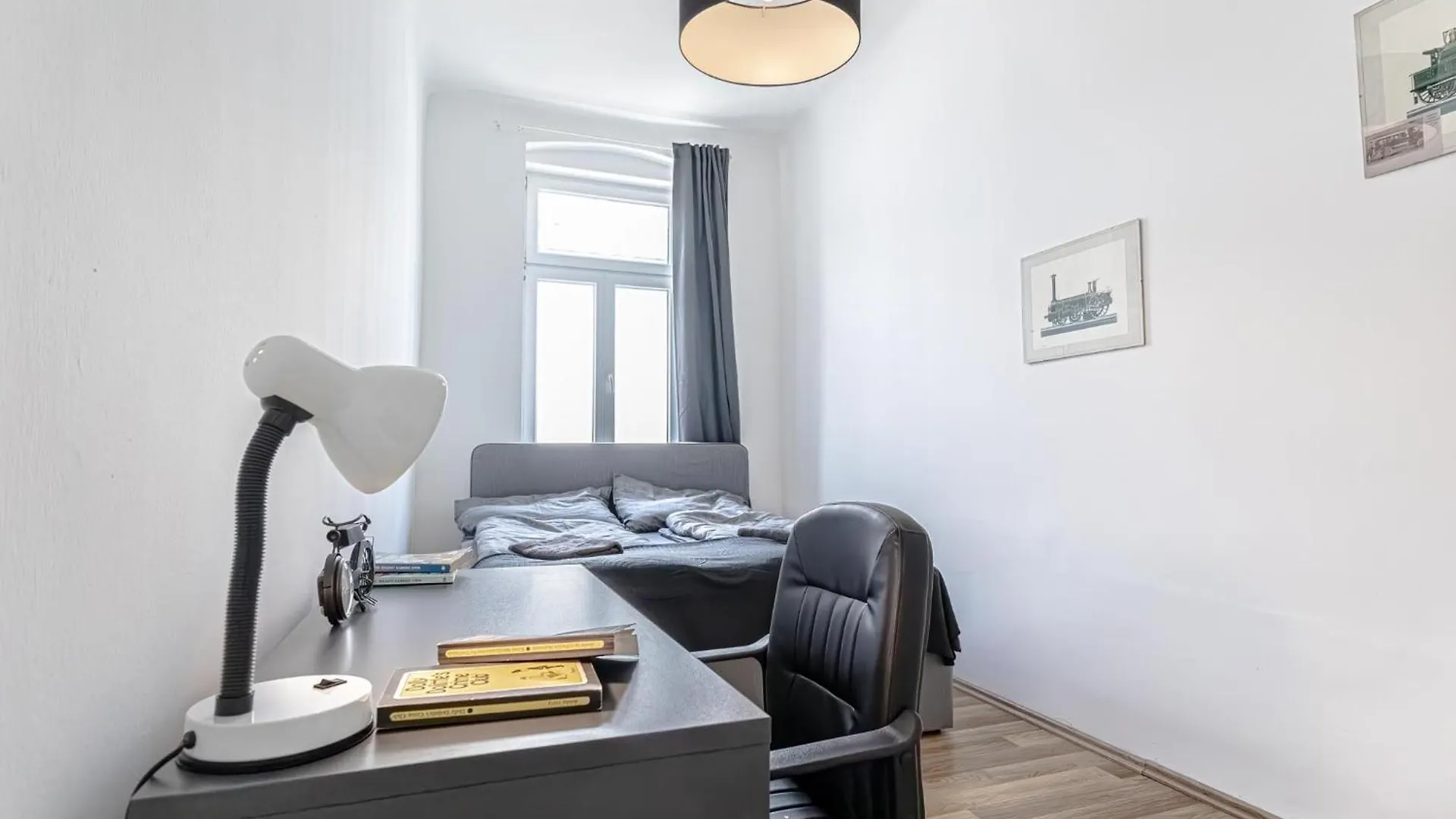 Modern Comfort 2-Bedroom, Near Westbahnhof Wien Apartment