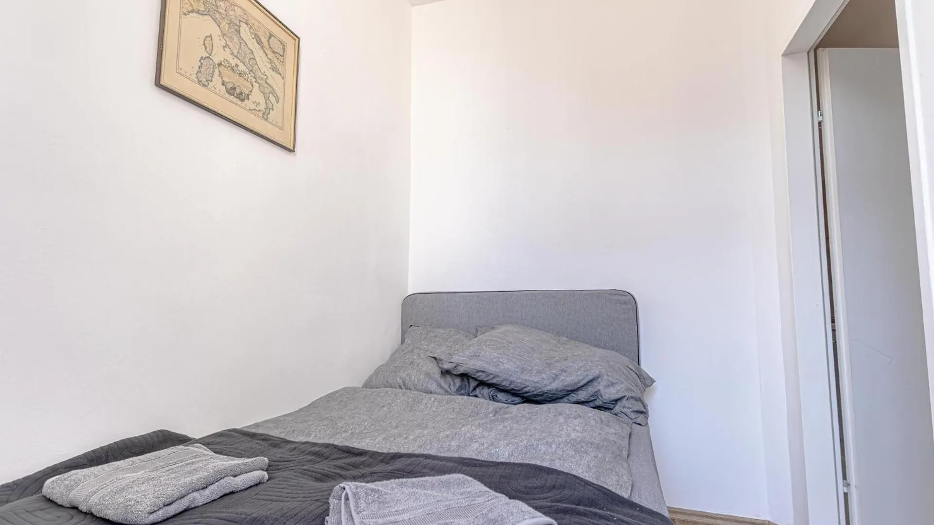 Modern Comfort 2-Bedroom, Near Westbahnhof Vienna 0*,  Austria