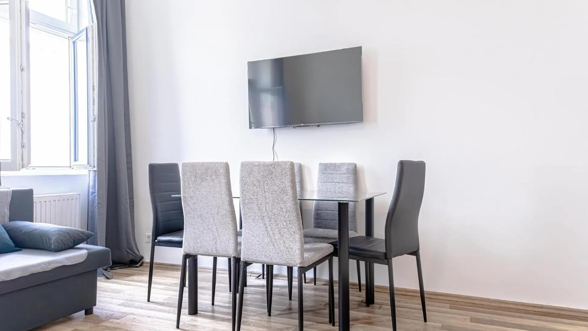 Modern Comfort 2-Bedroom, Near Westbahnhof Vienna